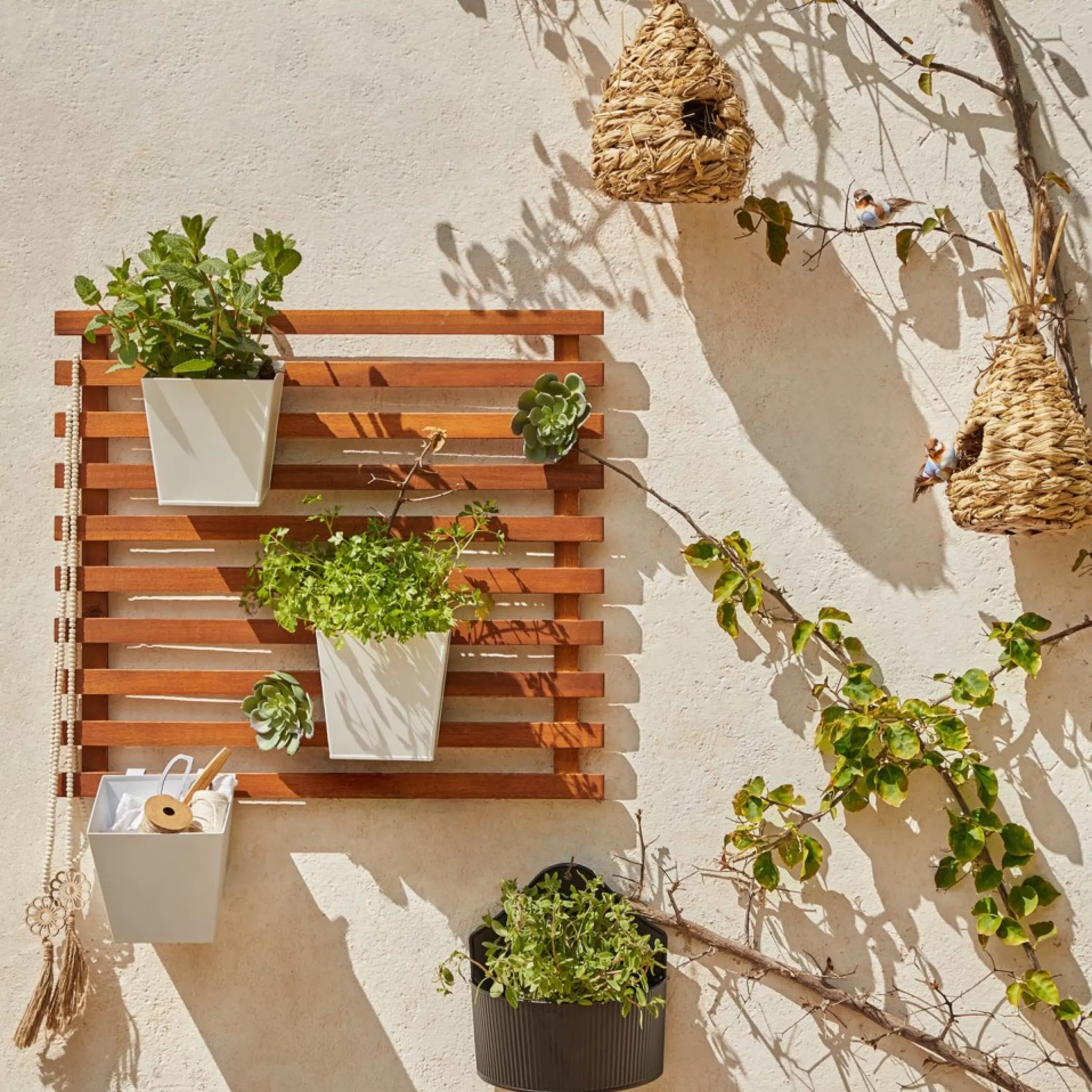 mangeoire_a_oiseaux_suspendue_raphia_2.webp Depot Mangeoire A Oiseaux Suspendue Raphia Outlet