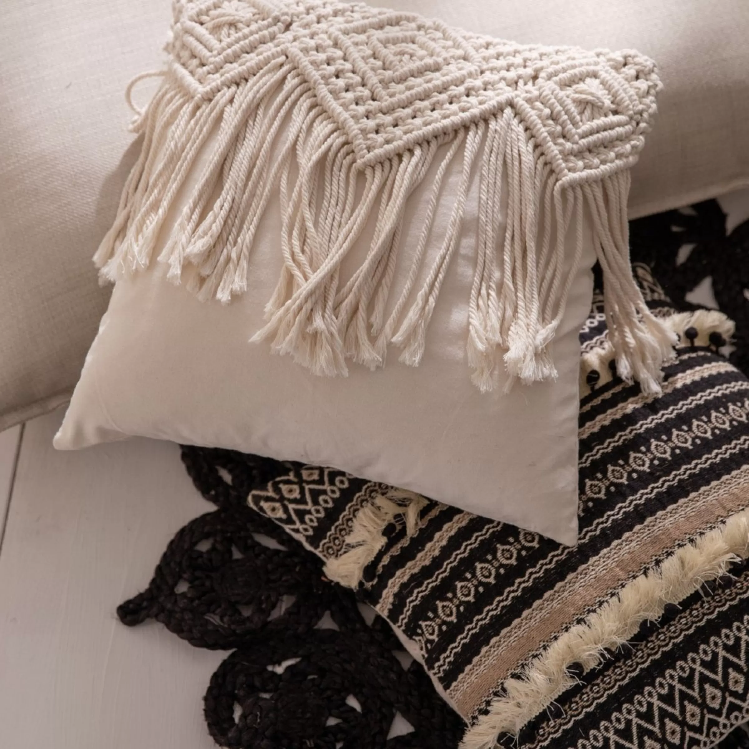 set_de_coussins_en_jute_et_macrame_5.webp Depot Set De Coussins En Jute Et Macrame Best